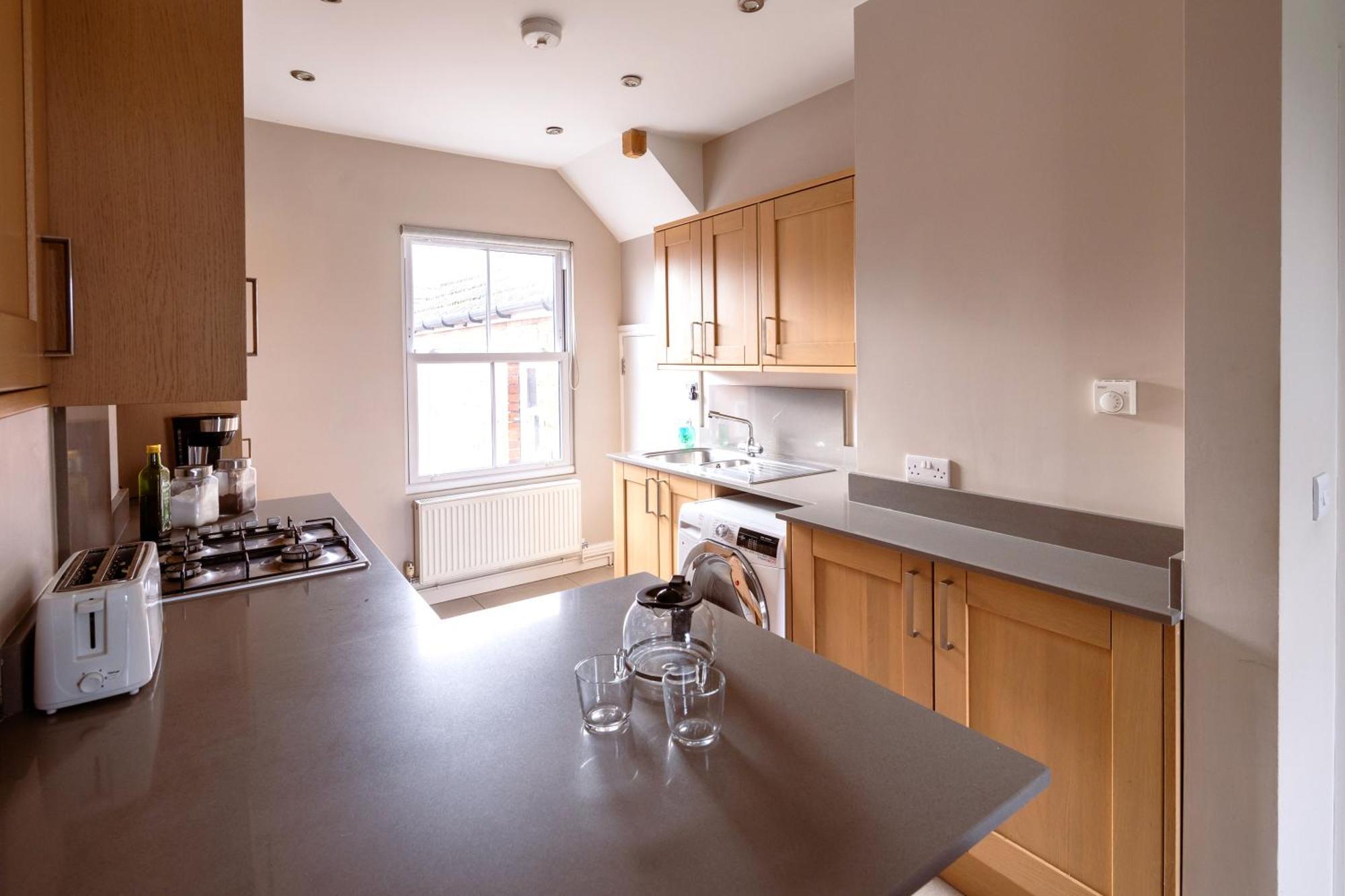 Family Home In Central Guildford With Parking Eksteriør billede